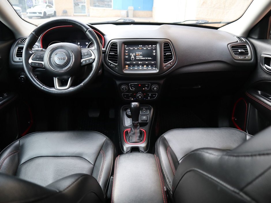 2019 Jeep Compass TRAILHAWK IN STING GREY EQUIPPED WITH A 2.4L I4 , 9SPD AUTO , 4X4 , 8.4INCH W/NAV , BEATS AUDIO , PWR LIFTGATE , PANO SUNROOF ,-25