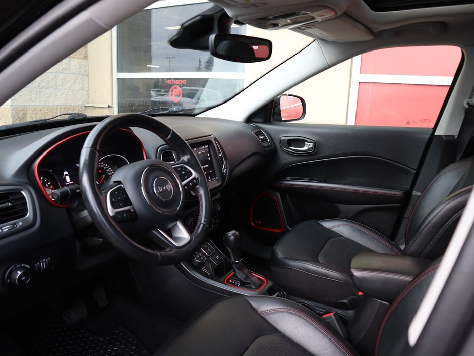 2019 Jeep Compass TRAILHAWK IN STING GREY EQUIPPED WITH A 2.4L I4 , 9SPD AUTO , 4X4 , 8.4INCH W/NAV , BEATS AUDIO , PWR LIFTGATE , PANO SUNROOF ,-16