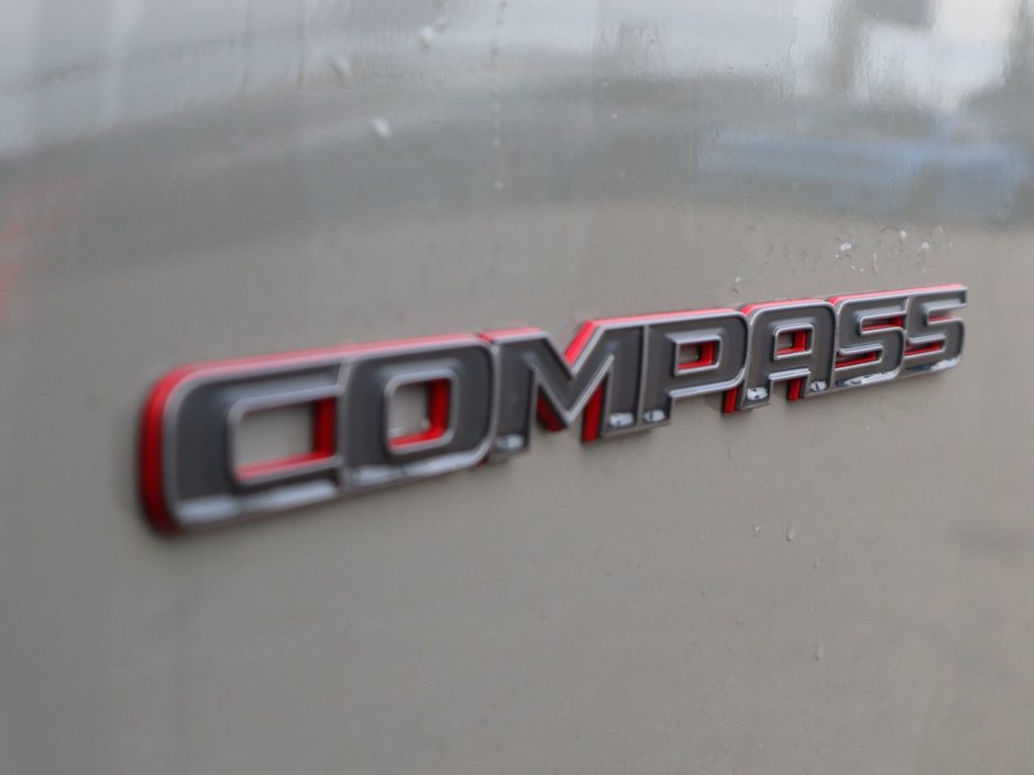 2019 Jeep Compass TRAILHAWK IN STING GREY EQUIPPED WITH A 2.4L I4 , 9SPD AUTO , 4X4 , 8.4INCH W/NAV , BEATS AUDIO , PWR LIFTGATE , PANO SUNROOF ,-12