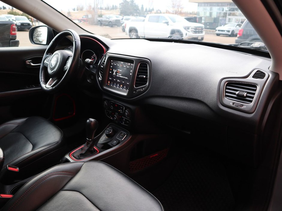 2019 Jeep Compass TRAILHAWK IN STING GREY EQUIPPED WITH A 2.4L I4 , 9SPD AUTO , 4X4 , 8.4INCH W/NAV , BEATS AUDIO , PWR LIFTGATE , PANO SUNROOF ,-24