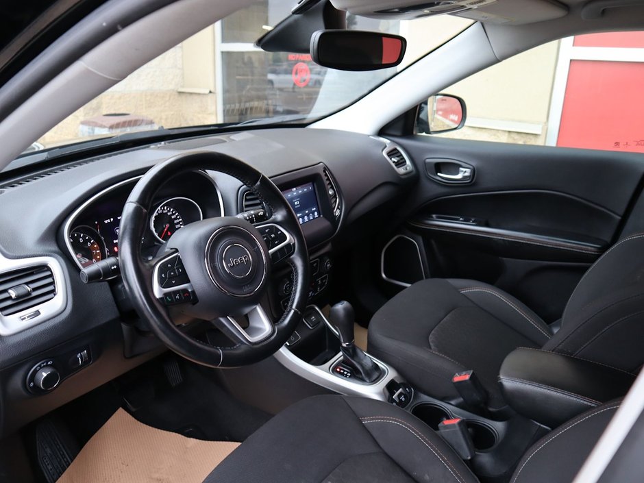 2021 Jeep Compass SPORT IN DIAMOND BLACK EQUIPPED WITH A 2.4L MULTIAIR I4 , 6SPD AISIN AUTO , FWD , SPORT APPEARANCE GROUP , LEATHER SW , 16INCH R-15