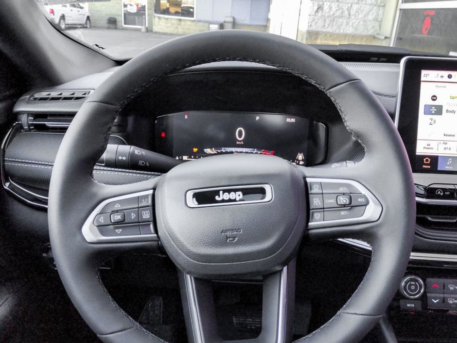 2023 Jeep Compass ALTITUDE, 2L TURBO I-4, ADAPTIVE CRUISE W/ STOP'N'GO, PANORAMIC SUNROOF, PREMIUM ALPINE SPKER SYSTEM, 10.1 UCONNECT 5 W/NAV, RAI-17