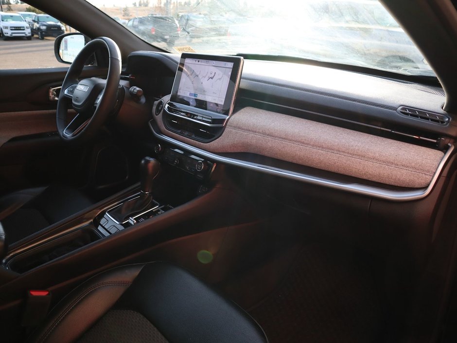 2023 Jeep Compass NORTH IN DIAMOND BLACK EQUIPPED WITH A 2.0L TURBO I4 , 4X4 , 8SPD AUTO , CONVENIENCE GROUP , NAV , DIGITAL DASH , PWR LIFTGATE ,-19