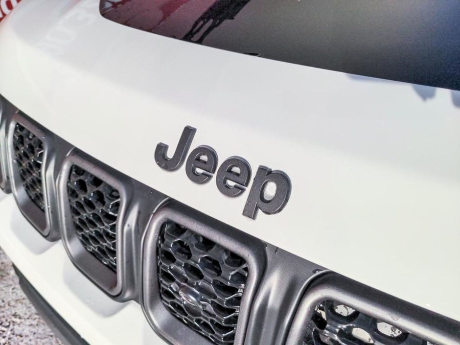 2024 Jeep Compass TRAILHAWK IN BRIGHT WHITE EQUIPPED WITH A 2.0L TURBO I4 , 4X4 , 8SPD AUTO , SUN SOUND & NAV , DRIVER ASSIST GROUP I , 10.1INCH W-5