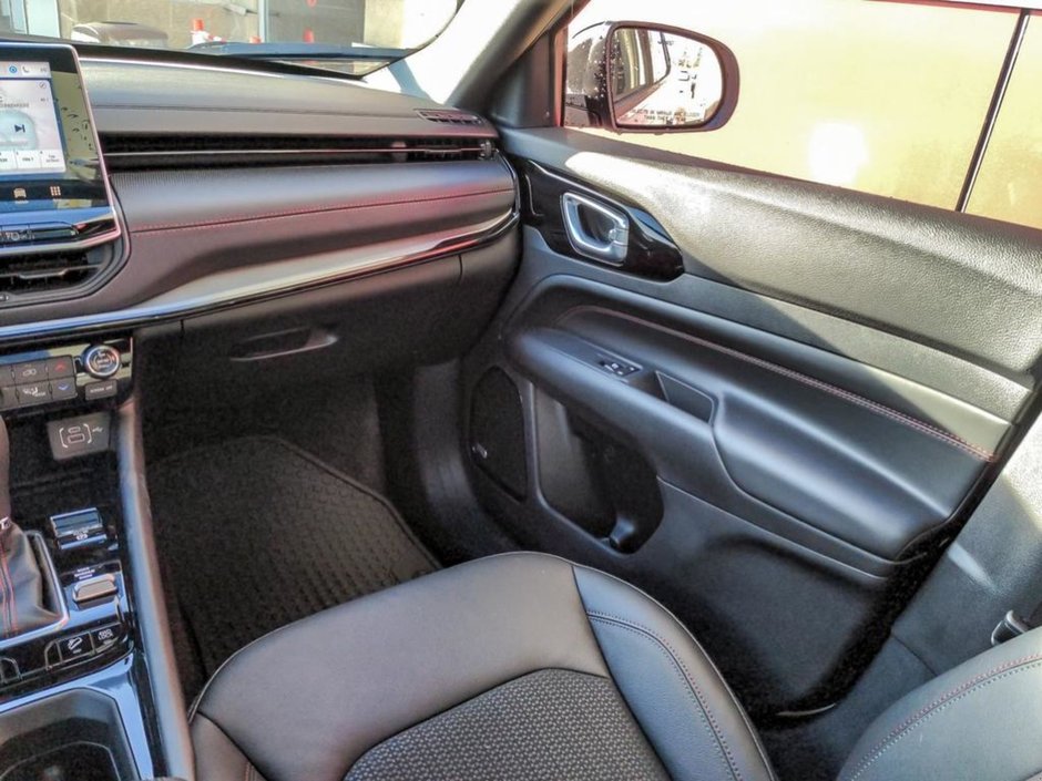 2024 Jeep Compass TRAILHAWK IN BRIGHT WHITE EQUIPPED WITH A 2.0L TURBO I4 , 4X4 , 8SPD AUTO , SUN SOUND & NAV , DRIVER ASSIST GROUP I , 10.1INCH W-24