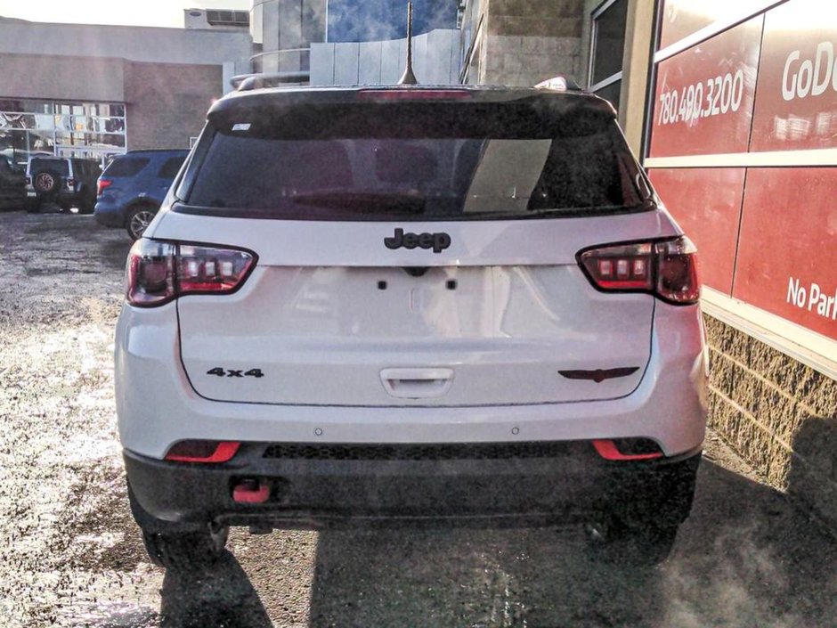 2024 Jeep Compass TRAILHAWK IN BRIGHT WHITE EQUIPPED WITH A 2.0L TURBO I4 , 4X4 , 8SPD AUTO , SUN SOUND & NAV , DRIVER ASSIST GROUP I , 10.1INCH W-4