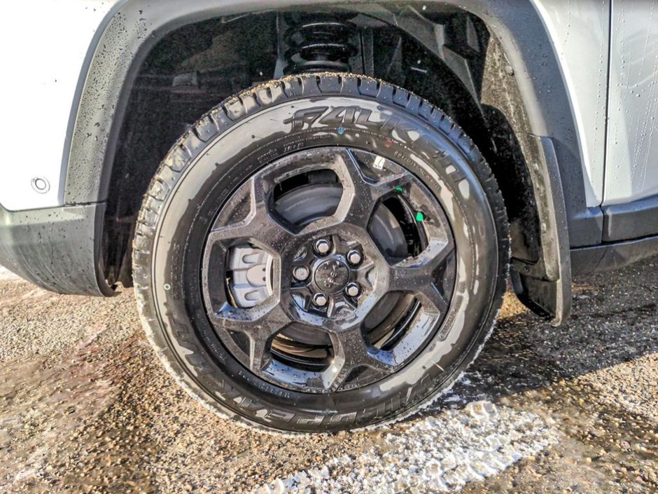 2024 Jeep Compass TRAILHAWK IN BRIGHT WHITE EQUIPPED WITH A 2.0L TURBO I4 , 4X4 , 8SPD AUTO , SUN SOUND & NAV , DRIVER ASSIST GROUP I , 10.1INCH W-9