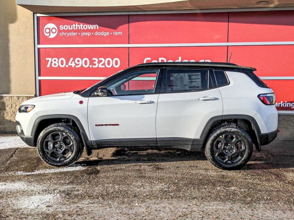 2024 Jeep Compass TRAILHAWK IN BRIGHT WHITE EQUIPPED WITH A 2.0L TURBO I4 , 4X4 , 8SPD AUTO , SUN SOUND & NAV , DRIVER ASSIST GROUP I , 10.1INCH W-2