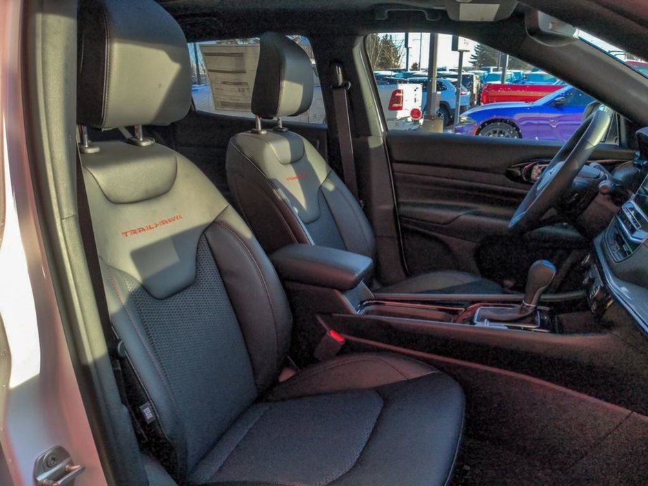 2024 Jeep Compass TRAILHAWK IN BRIGHT WHITE EQUIPPED WITH A 2.0L TURBO I4 , 4X4 , 8SPD AUTO , SUN SOUND & NAV , DRIVER ASSIST GROUP I , 10.1INCH W-22