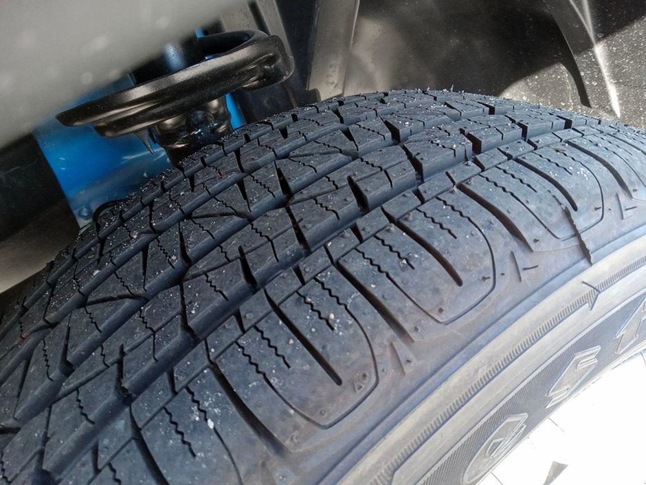 2024 Jeep Compass SPORT IN LASER BLUE PEARL EQUIPPED WITH A 2.0L TURBO I4 , 4X4 , 8SPD AUTO , 10.1INCH TOUCHSCREEN , AC , CRUISE , HEATED SEATS +-6