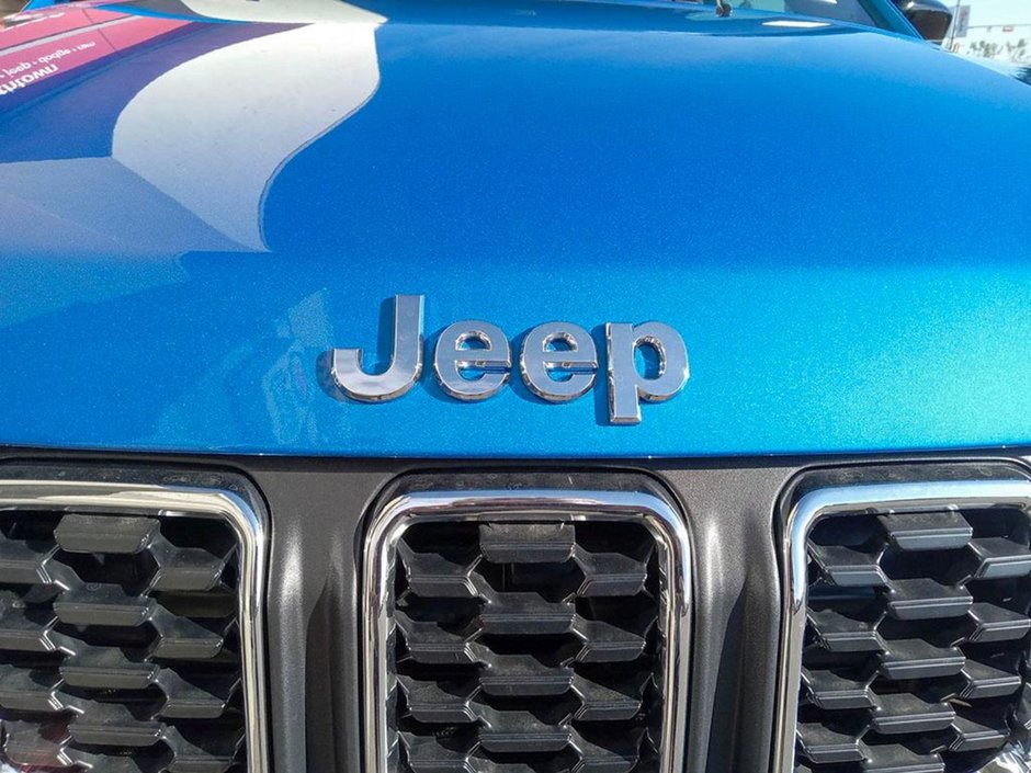 2024 Jeep Compass SPORT IN LASER BLUE PEARL EQUIPPED WITH A 2.0L TURBO I4 , 4X4 , 8SPD AUTO , 10.1INCH TOUCHSCREEN , AC , CRUISE , HEATED SEATS +-9