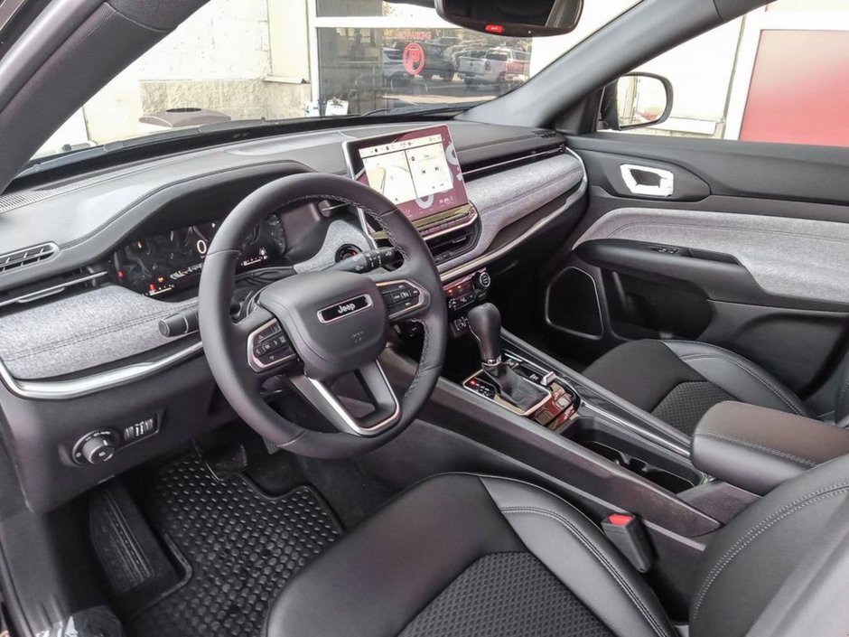 2025 Jeep Compass NORTH IN DIAMOND BLACK EQUIPPED WITH A 2.0L TURBO I4 , 4X4 , 8SPD AUTO , CONVENIENCE GROUP , 10.1INCH W/NAV , PWR TAILGATE , PWR-12