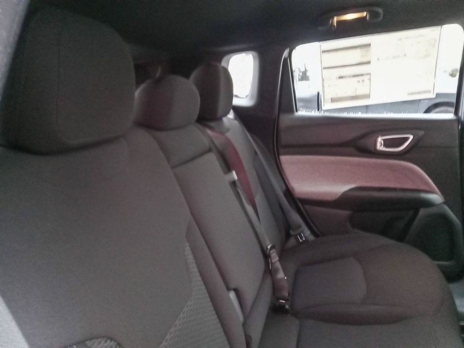 2025 Jeep Compass SPORT IN SILVER METALLIC EQUIPPED WITH A 2.0L TURBO I4 , 4X4 , 8SPD AUTO , TERRAIN MGMT , FCW , ACTIVE LANE MGMT , BACKUP CAM ,-22