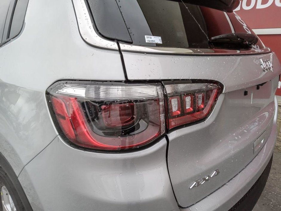 2025 Jeep Compass SPORT IN SILVER METALLIC EQUIPPED WITH A 2.0L TURBO I4 , 4X4 , 8SPD AUTO , TERRAIN MGMT , FCW , ACTIVE LANE MGMT , BACKUP CAM ,-10