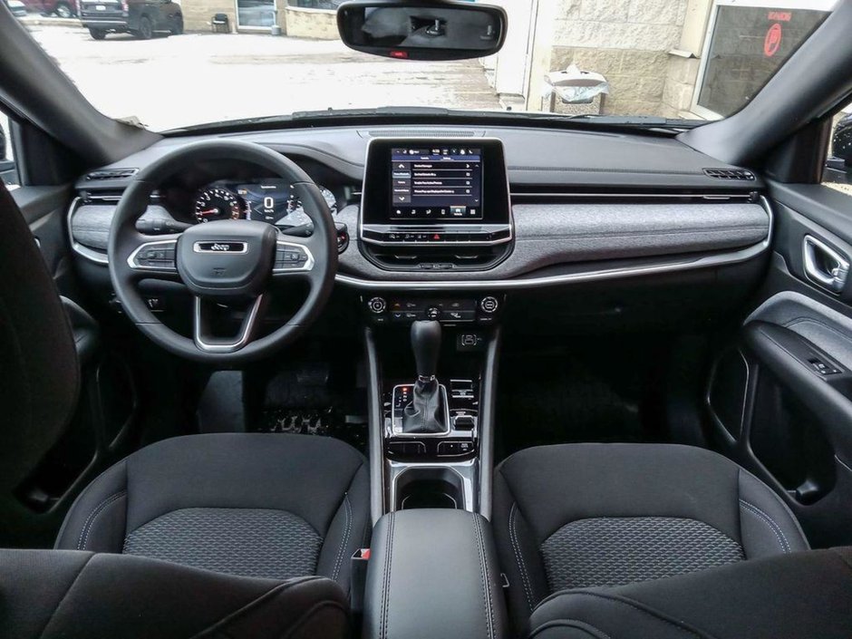 2025 Jeep Compass SPORT IN SILVER METALLIC EQUIPPED WITH A 2.0L TURBO I4 , 4X4 , 8SPD AUTO , TERRAIN MGMT , FCW , ACTIVE LANE MGMT , BACKUP CAM ,-23
