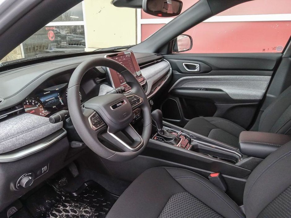 2025 Jeep Compass SPORT IN SILVER METALLIC EQUIPPED WITH A 2.0L TURBO I4 , 4X4 , 8SPD AUTO , TERRAIN MGMT , FCW , ACTIVE LANE MGMT , BACKUP CAM ,-12