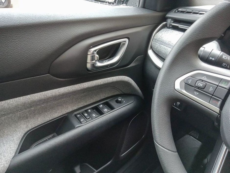 2025 Jeep Compass SPORT IN SILVER METALLIC EQUIPPED WITH A 2.0L TURBO I4 , 4X4 , 8SPD AUTO , TERRAIN MGMT , FCW , ACTIVE LANE MGMT , BACKUP CAM ,-16