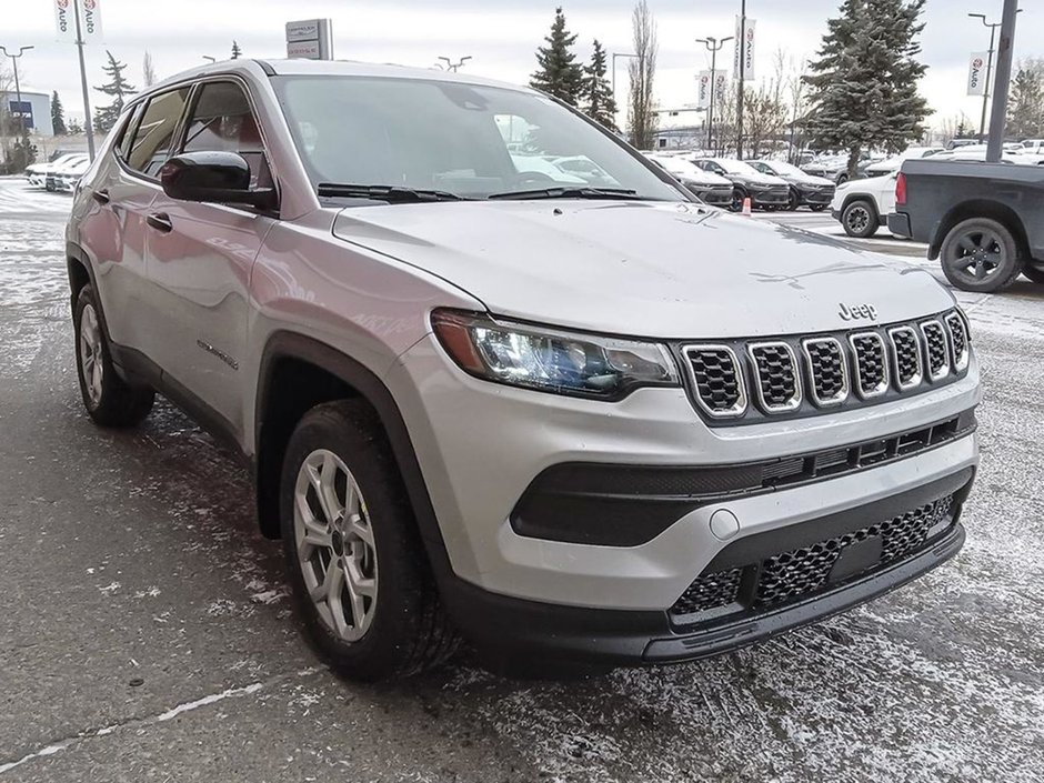 2025 Jeep Compass SPORT IN SILVER METALLIC EQUIPPED WITH A 2.0L TURBO I4 , 4X4 , 8SPD AUTO , TERRAIN MGMT , FCW , ACTIVE LANE MGMT , BACKUP CAM ,-26