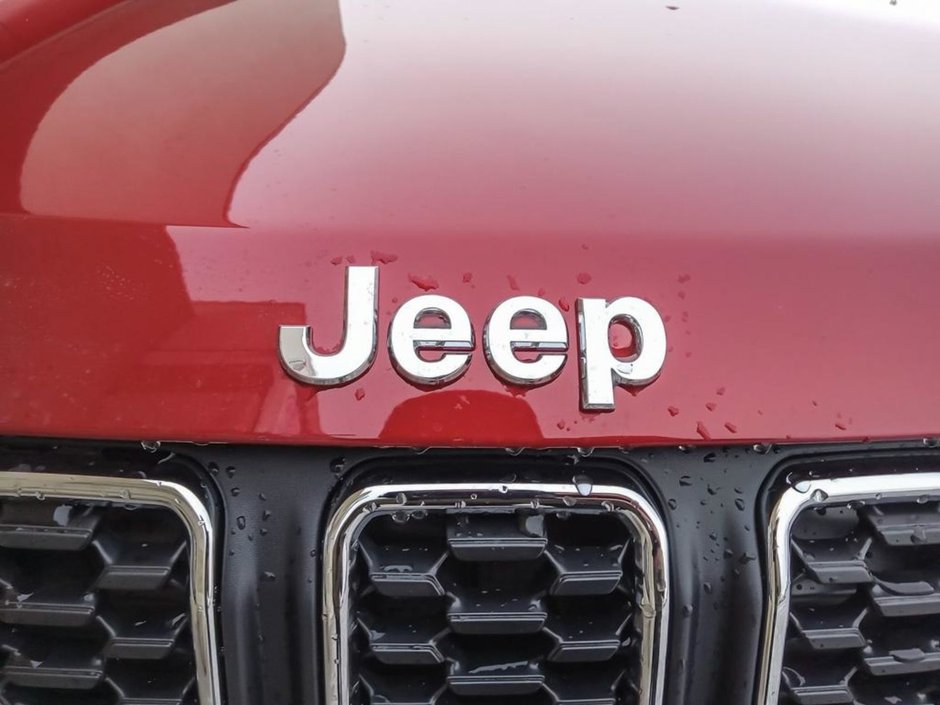 2025 Jeep Compass SPORT IN RED HOT PEARL EQUIPPED WITH A 2.0L TURBO I4 , 4X4 , 8SPD AUTO , TERRAIN MGMT , FCW , ACTIVE LANE MGMT , BACKUP CAM , AU-8