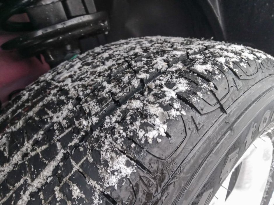 2025 Jeep Compass SPORT IN RED HOT PEARL EQUIPPED WITH A 2.0L TURBO I4 , 4X4 , 8SPD AUTO , TERRAIN MGMT , FCW , ACTIVE LANE MGMT , BACKUP CAM , AU-6