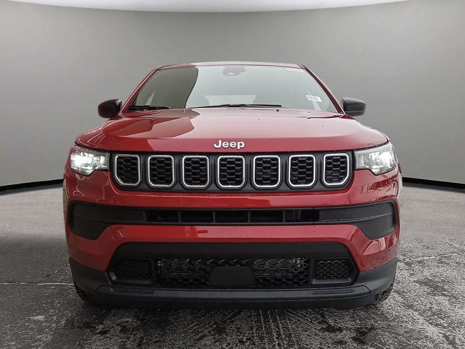 2025 Jeep Compass SPORT IN RED HOT PEARL EQUIPPED WITH A 2.0L TURBO I4 , 4X4 , 8SPD AUTO , TERRAIN MGMT , FCW , ACTIVE LANE MGMT , BACKUP CAM , AU-1