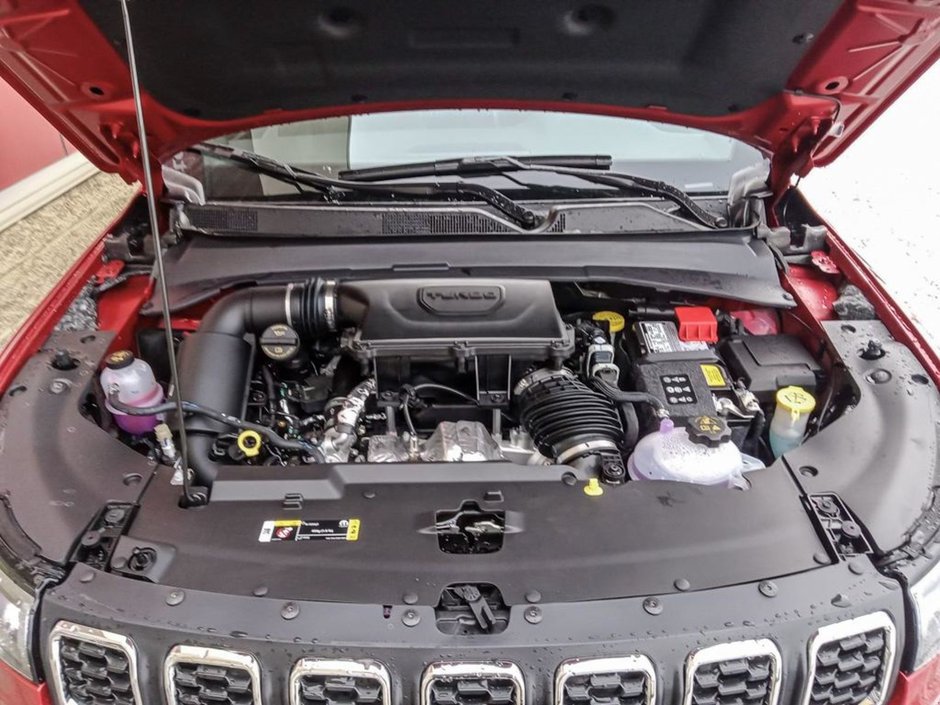 2025 Jeep Compass SPORT IN RED HOT PEARL EQUIPPED WITH A 2.0L TURBO I4 , 4X4 , 8SPD AUTO , TERRAIN MGMT , FCW , ACTIVE LANE MGMT , BACKUP CAM , AU-9