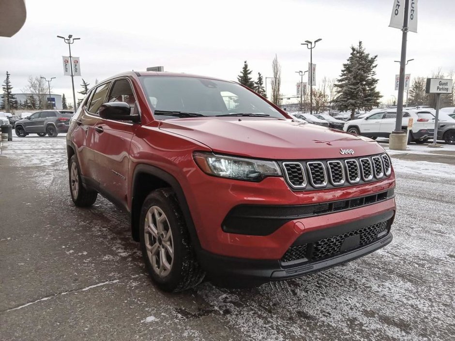 2025 Jeep Compass SPORT IN RED HOT PEARL EQUIPPED WITH A 2.0L TURBO I4 , 4X4 , 8SPD AUTO , TERRAIN MGMT , FCW , ACTIVE LANE MGMT , BACKUP CAM , AU-26