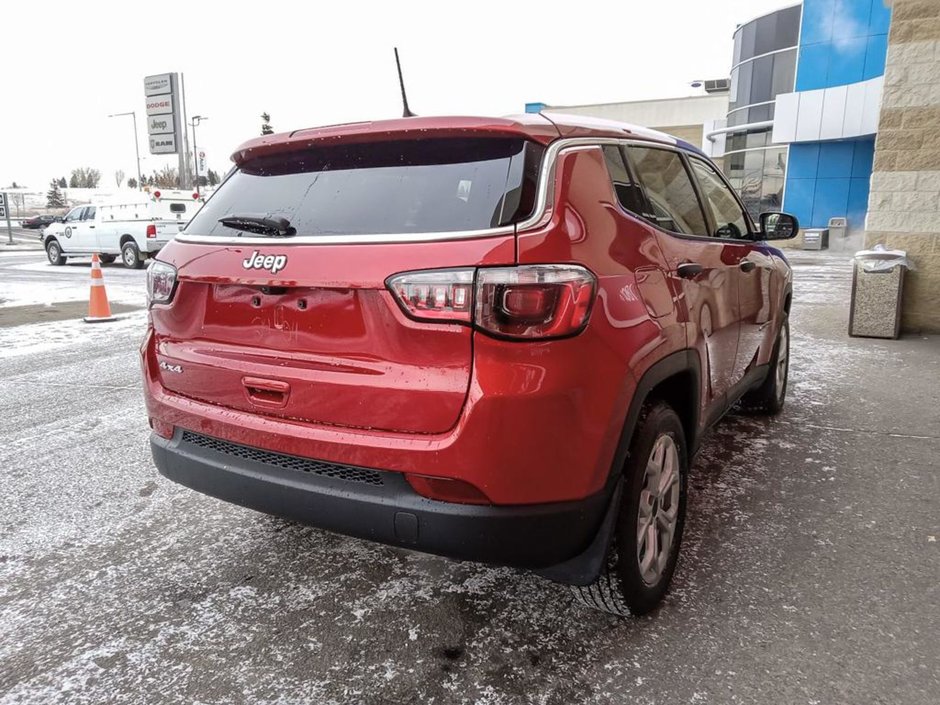 2025 Jeep Compass SPORT IN RED HOT PEARL EQUIPPED WITH A 2.0L TURBO I4 , 4X4 , 8SPD AUTO , TERRAIN MGMT , FCW , ACTIVE LANE MGMT , BACKUP CAM , AU-25