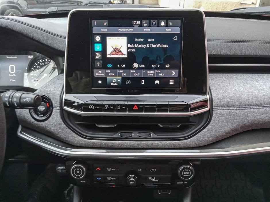 2025 Jeep Compass SPORT IN RED HOT PEARL EQUIPPED WITH A 2.0L TURBO I4 , 4X4 , 8SPD AUTO , TERRAIN MGMT , FCW , ACTIVE LANE MGMT , BACKUP CAM , AU-18