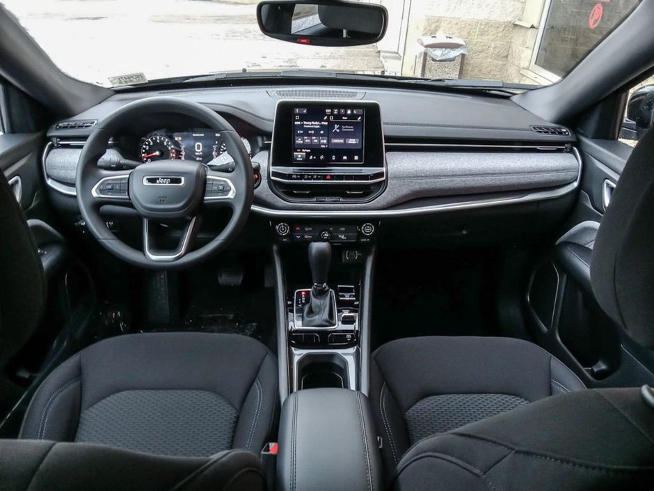 2025 Jeep Compass SPORT IN DIAMOND BLACK EQUIPPED WITH A 2.0L TUBRO I4 , 4X4 , 8SPD AUTO , TERRAIN MGMT , FCW , ACTIVE LANE MGMT , BACKUP CAM , AU-23