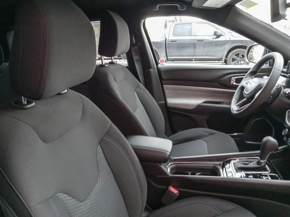 2025 Jeep Compass SPORT IN DIAMOND BLACK EQUIPPED WITH A 2.0L TUBRO I4 , 4X4 , 8SPD AUTO , TERRAIN MGMT , FCW , ACTIVE LANE MGMT , BACKUP CAM , AU-21