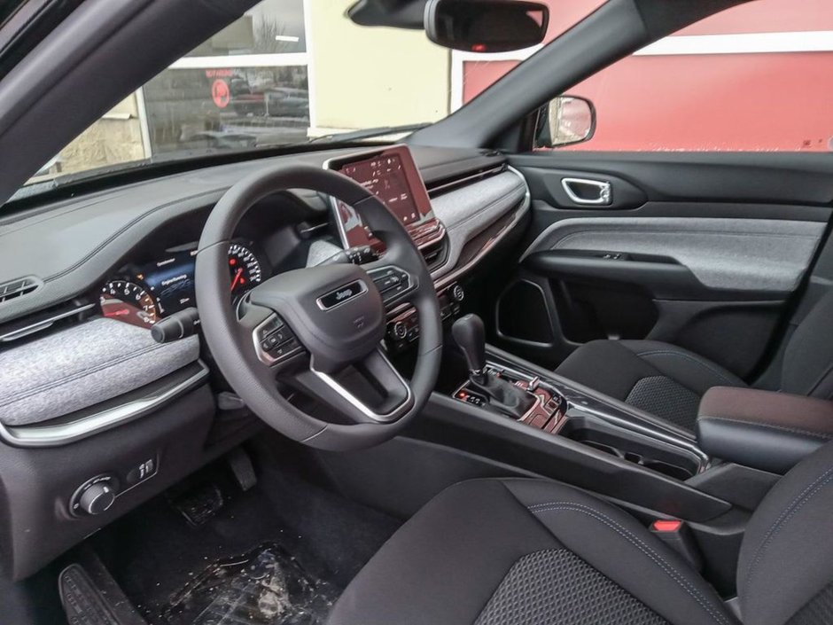 2025 Jeep Compass SPORT IN DIAMOND BLACK EQUIPPED WITH A 2.0L TUBRO I4 , 4X4 , 8SPD AUTO , TERRAIN MGMT , FCW , ACTIVE LANE MGMT , BACKUP CAM , AU-12