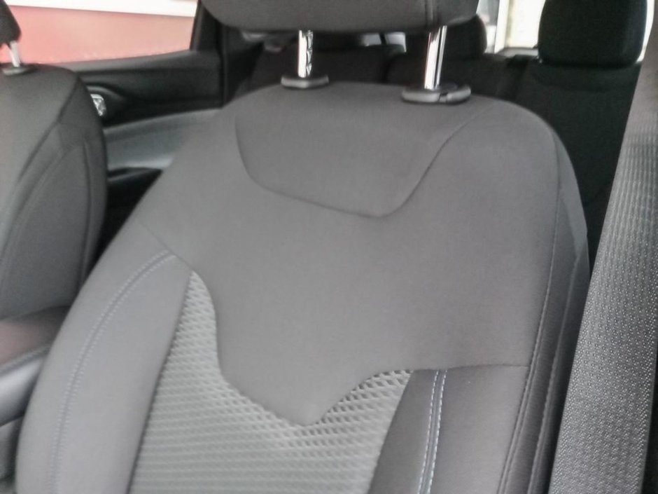 2025 Jeep Compass SPORT IN DIAMOND BLACK EQUIPPED WITH A 2.0L TUBRO I4 , 4X4 , 8SPD AUTO , TERRAIN MGMT , FCW , ACTIVE LANE MGMT , BACKUP CAM , AU-19