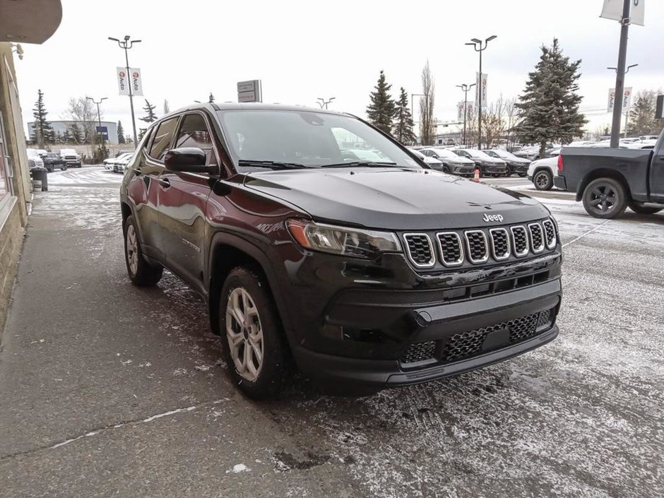 2025 Jeep Compass SPORT IN DIAMOND BLACK EQUIPPED WITH A 2.0L TUBRO I4 , 4X4 , 8SPD AUTO , TERRAIN MGMT , FCW , ACTIVE LANE MGMT , BACKUP CAM , AU-26