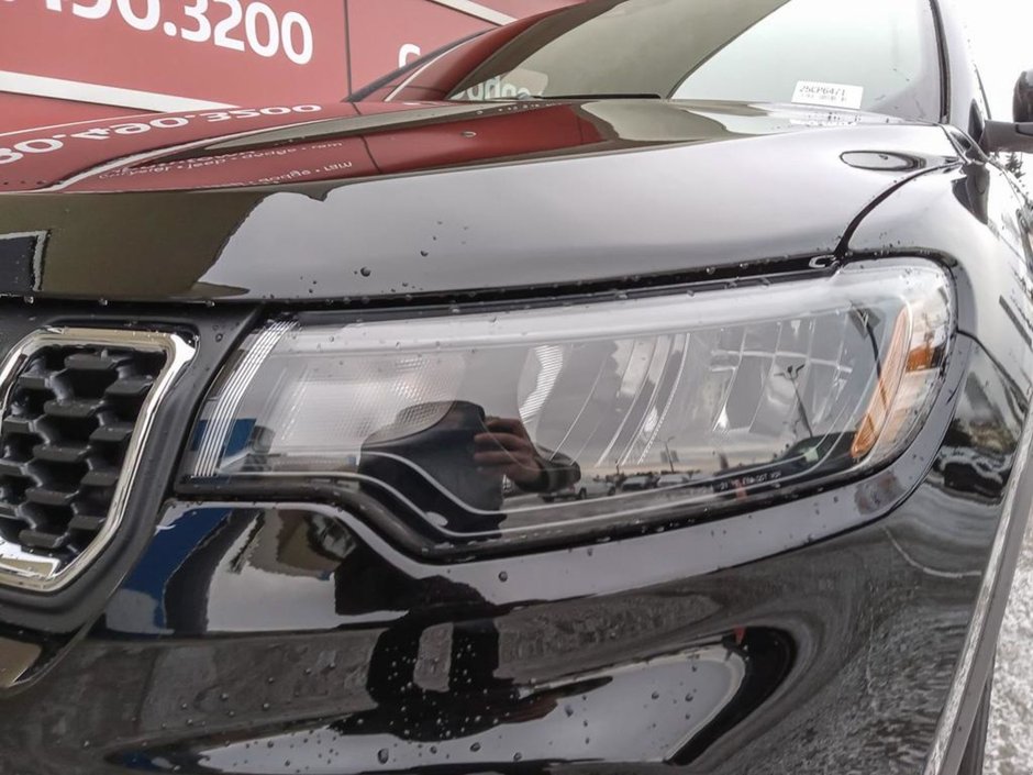 2025 Jeep Compass SPORT IN DIAMOND BLACK EQUIPPED WITH A 2.0L TUBRO I4 , 4X4 , 8SPD AUTO , TERRAIN MGMT , FCW , ACTIVE LANE MGMT , BACKUP CAM , AU-7