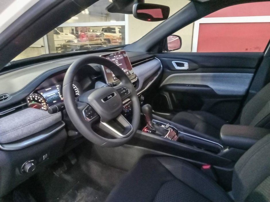 2025 Jeep Compass SPORT IN BRIGHT WHITE EQUIPPED WITH A 2.0L TURBO I4 , 4X4 , 8SPD AUTO , TERRAIN MGMT , FCW , ACTIVE LANE MGMT , BACKUP CAM , AUT-12