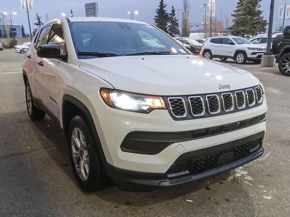 2025 Jeep Compass SPORT IN BRIGHT WHITE EQUIPPED WITH A 2.0L TURBO I4 , 4X4 , 8SPD AUTO , TERRAIN MGMT , FCW , ACTIVE LANE MGMT , BACKUP CAM , AUT-26