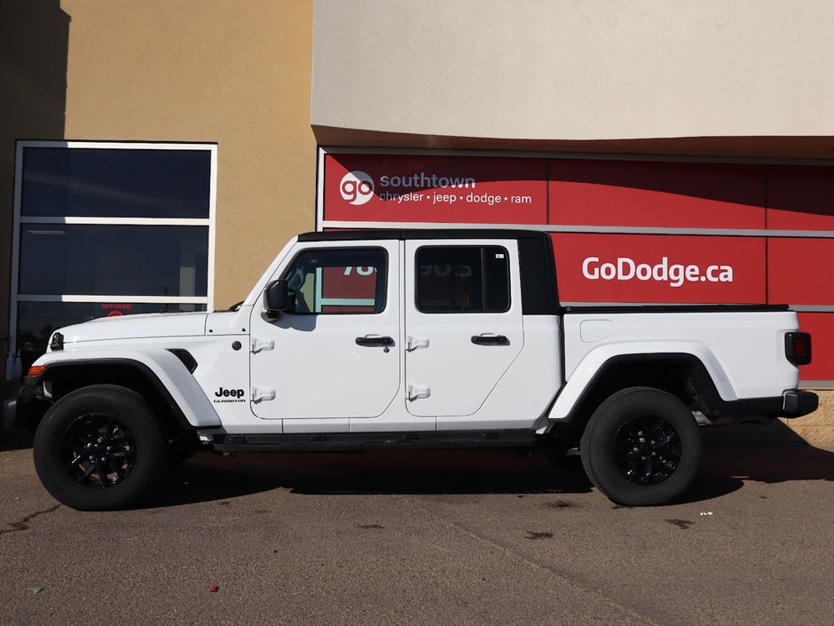 2023 Jeep Gladiator SPORT S IN BRIGHT WHITE EQUIPPED WITH A 3.6L V6 , 4X4 , 6SPD MANUAL , 17INCH RIMS , HARDTOP , COLD WEATHER GROUP , CONVENIENCE G-5