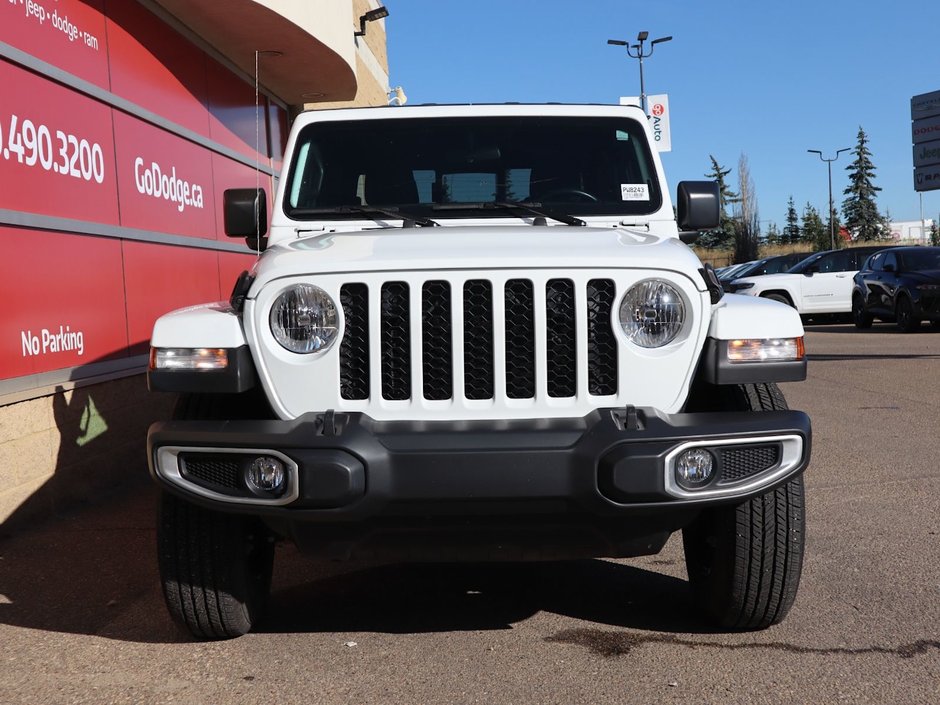 2023 Jeep Gladiator SPORT S IN BRIGHT WHITE EQUIPPED WITH A 3.6L V6 , 4X4 , 6SPD MANUAL , 17INCH RIMS , HARDTOP , COLD WEATHER GROUP , CONVENIENCE G-1