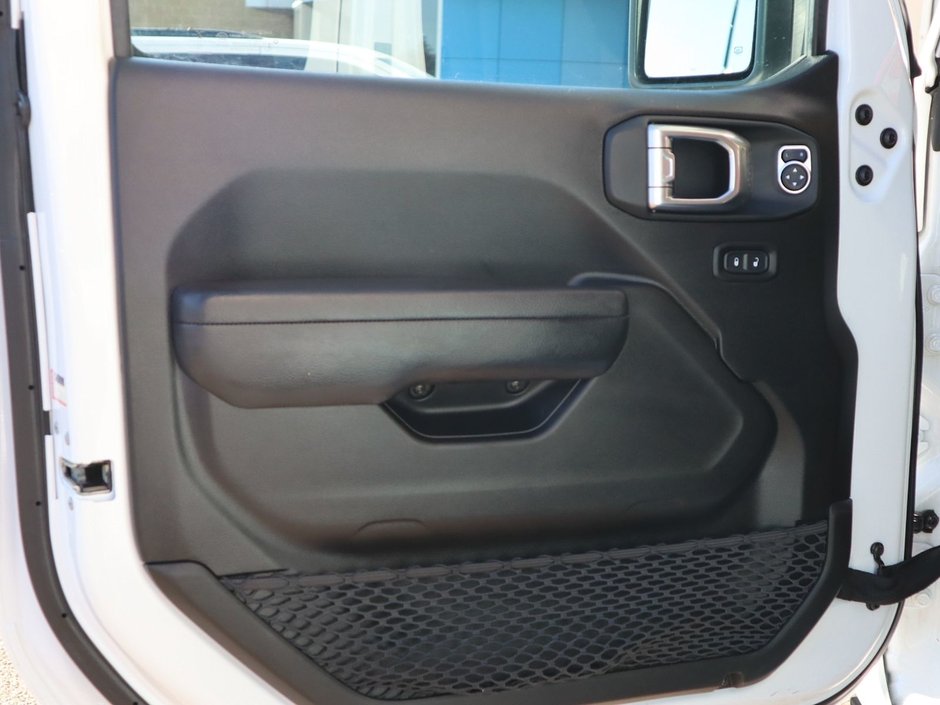 2023 Jeep Gladiator SPORT S IN BRIGHT WHITE EQUIPPED WITH A 3.6L V6 , 4X4 , 6SPD MANUAL , 17INCH RIMS , HARDTOP , COLD WEATHER GROUP , CONVENIENCE G-14