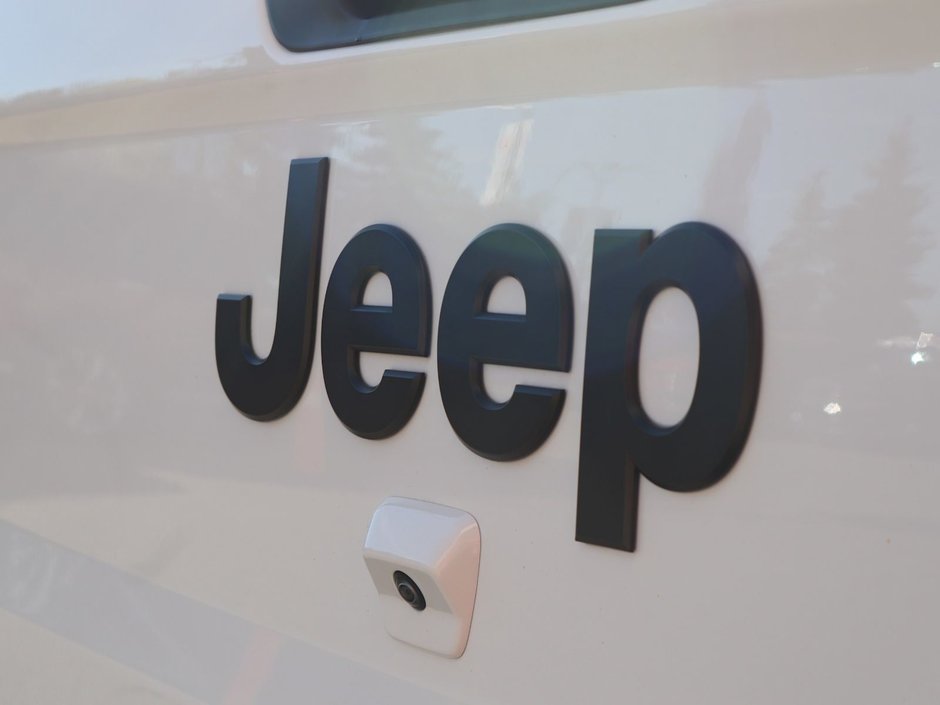 2023 Jeep Gladiator SPORT S IN BRIGHT WHITE EQUIPPED WITH A 3.6L V6 , 4X4 , 6SPD MANUAL , 17INCH RIMS , HARDTOP , COLD WEATHER GROUP , CONVENIENCE G-12