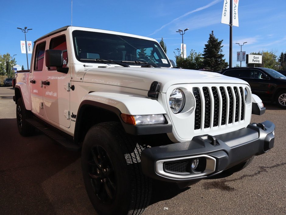 2023 Jeep Gladiator SPORT S IN BRIGHT WHITE EQUIPPED WITH A 3.6L V6 , 4X4 , 6SPD MANUAL , 17INCH RIMS , HARDTOP , COLD WEATHER GROUP , CONVENIENCE G-10