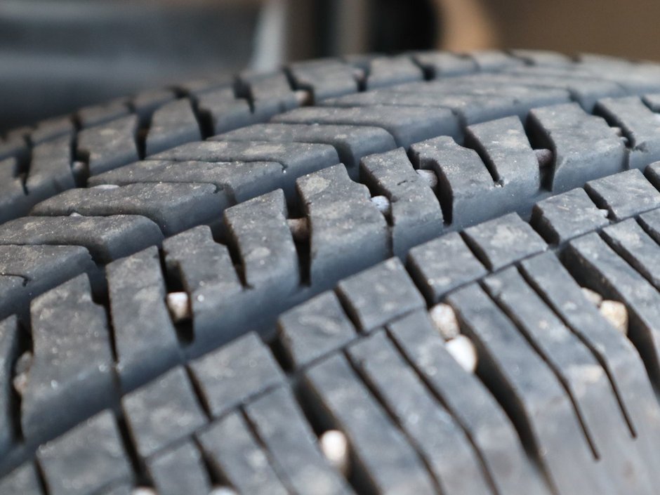2023 Jeep Gladiator SPORT S IN BRIGHT WHITE EQUIPPED WITH A 3.6L V6 , 4X4 , 6SPD MANUAL , 17INCH RIMS , HARDTOP , COLD WEATHER GROUP , CONVENIENCE G-4