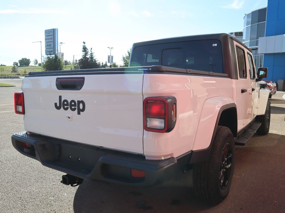 2023 Jeep Gladiator SPORT S IN BRIGHT WHITE EQUIPPED WITH A 3.6L V6 , 4X4 , 6SPD MANUAL , 17INCH RIMS , HARDTOP , COLD WEATHER GROUP , CONVENIENCE G-9