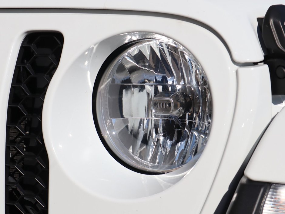 2023 Jeep Gladiator SPORT S IN BRIGHT WHITE EQUIPPED WITH A 3.6L V6 , 4X4 , 6SPD MANUAL , 17INCH RIMS , HARDTOP , COLD WEATHER GROUP , CONVENIENCE G-2