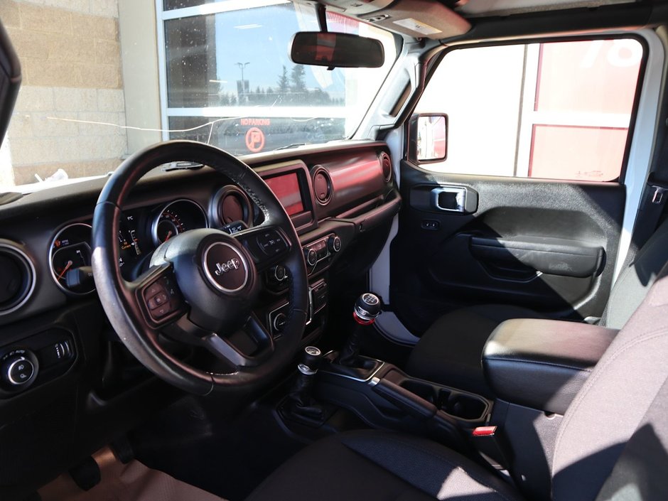 2023 Jeep Gladiator SPORT S IN BRIGHT WHITE EQUIPPED WITH A 3.6L V6 , 4X4 , 6SPD MANUAL , 17INCH RIMS , HARDTOP , COLD WEATHER GROUP , CONVENIENCE G-13