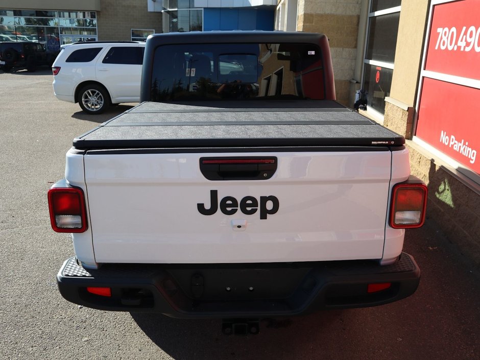 2023 Jeep Gladiator SPORT S IN BRIGHT WHITE EQUIPPED WITH A 3.6L V6 , 4X4 , 6SPD MANUAL , 17INCH RIMS , HARDTOP , COLD WEATHER GROUP , CONVENIENCE G-8