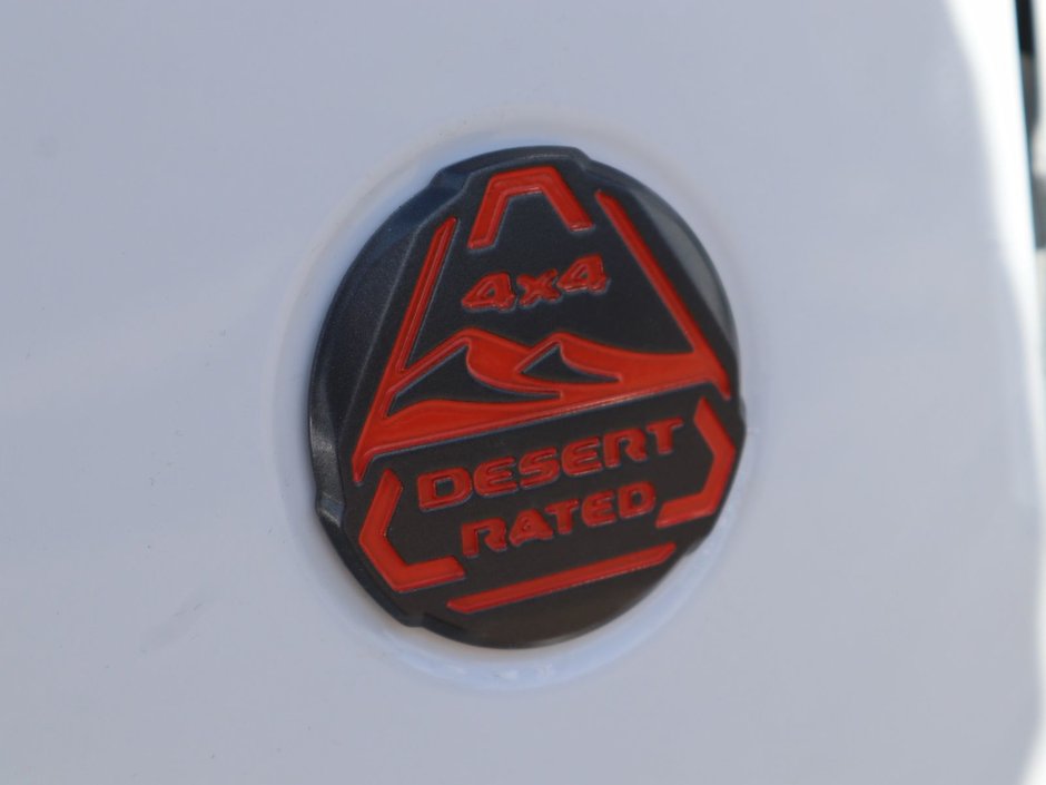 2023 Jeep Gladiator MOJAVE IN BRIGHT WHITE EQUIPPED WITH A 3.6L V6 , 4X4 , 8SPD AUTO , LEATHER HEATED SEATS + SW , 17INCH RIMS , REMOTE START , COLD-12