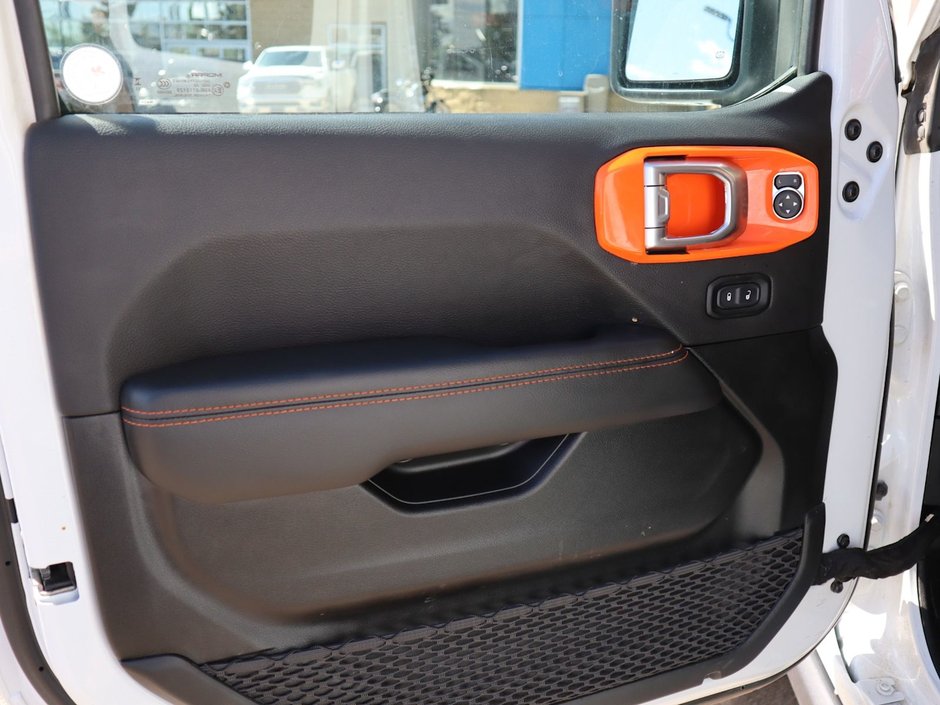 2023 Jeep Gladiator MOJAVE IN BRIGHT WHITE EQUIPPED WITH A 3.6L V6 , 4X4 , 8SPD AUTO , LEATHER HEATED SEATS + SW , 17INCH RIMS , REMOTE START , COLD-16