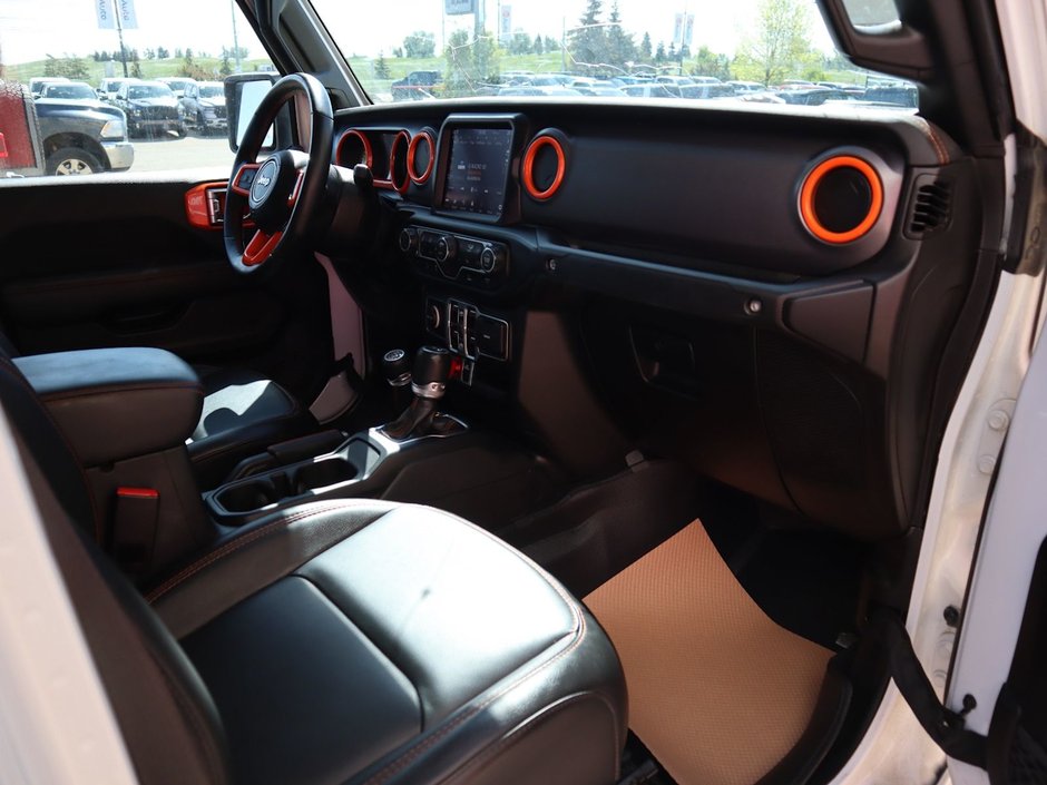 2023 Jeep Gladiator MOJAVE IN BRIGHT WHITE EQUIPPED WITH A 3.6L V6 , 4X4 , 8SPD AUTO , LEATHER HEATED SEATS + SW , 17INCH RIMS , REMOTE START , COLD-21